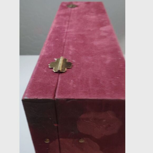 Hand-Painted Jewelry Box in Pink Roses and Green Leafs with a Brass knob - Picture 4 of 10